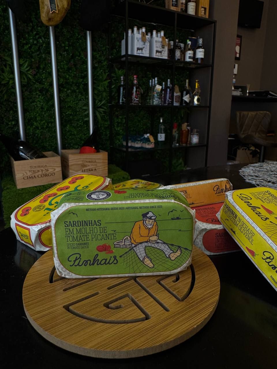 Pinhais sardinhas em molho de tomate picante